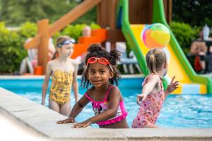 a group of children playing in a swimming pool at Recreatiepark Goorzicht in Aalten