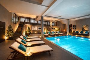 Piscina a Vila Roca Resort and SPA Apuseni o a prop