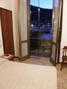 a bedroom with a bed and a window with a view at Albergo NARDINI in Le Grazie