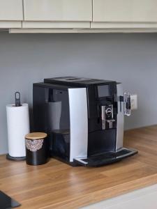 a black coffee maker sitting on top of a counter at Külaliskorter Aardla tn 120 in Tartu