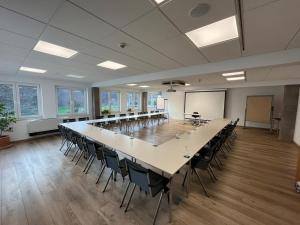 ein großer Konferenzraum mit einem großen Tisch und Stühlen in der Unterkunft Hotel Christel in Heimbuchenthal + 77 Fotos