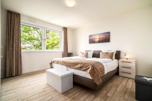 a bedroom with a bed and a window at Möwe - Apartment in der Hafenresidenz mit Balkon & Wellness in Waren