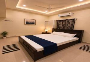 a bedroom with a large bed in a room at Dev'S Inn Luxurious Homestays in Similigurha