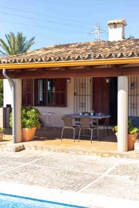 a pavilion with a table and a table at Can gallu in Moscari