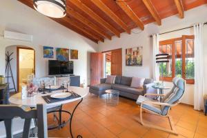 a living room with a couch and a table at Can gallu in Moscari