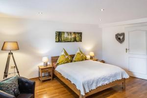 a bedroom with a bed and a chair at Ferienwohnung An der Wublitz in Leest