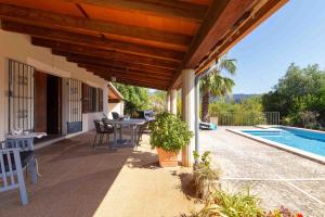 a patio with a table and a swimming pool at Can gallu in Moscari