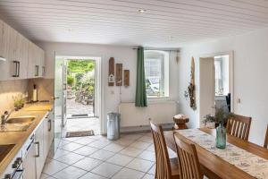 a kitchen with a table and chairs and a kitchen with a sink at Ferienwohnung An der Wublitz in Leest