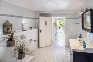 a bathroom with a sink and a tub and a toilet at Ferienwohnung An der Wublitz in Leest +22 photos
