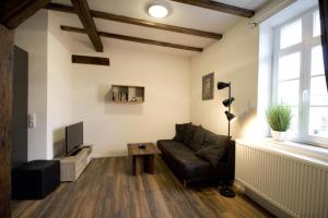 a living room with a couch and a table at NEU! Wohnung Balkenzimmer in Alsfeld