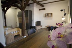 a room with a wooden table with flowers on it at NEU! Wohnung Balkenzimmer in Alsfeld +2 photos