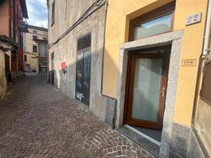 an alley with a door on the side of a building at Al Vicolo in Intra