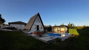 a small house with a swimming pool in a yard at Laganini house Vinča in Belgrade
