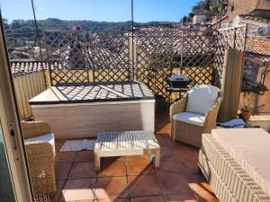 a balcony with a hot tub and two chairs and a table at Le bateau sur les toits in Cotignac