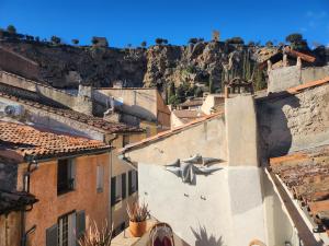an aerial view of a city with a mountain at Le bateau sur les toits in Cotignac