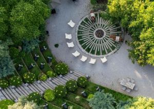 an overhead view of a park with benches and trees at Area Synest Nature Suites in Sinevrón