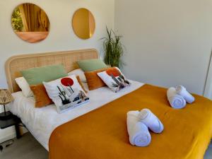 a bed with towels and pillows on it at Maison des Chênes 64 - Spa Lodge in Boucau