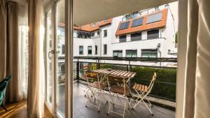 a balcony with a table and chairs on a balcony at URBAN FLATS Berlin in Berlin