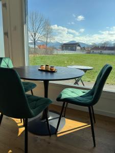 ein Tisch und Stühle in einem Zimmer mit Fenster in der Unterkunft Tiny House ROA in Recea