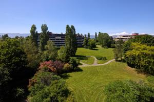 an overhead view of a park with trees and a building at Zenitude Swiss Apparthotels in Ferney-Voltaire