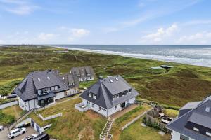 an aerial view of a house with the ocean at Gurtdeel 1000 Sterne-Suite in Hörnum