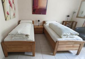 two beds sitting next to each other in a room at Bed and Breakfast am Höhenweg in Warstein