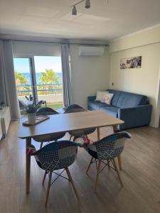 a living room with a table and chairs and a couch at Apartamento Deluxe AM in Quarteira