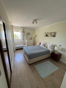 a bedroom with a bed and a window at Apartamento Deluxe AM in Quarteira