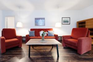 a waiting room with two chairs and a coffee table at Gut Staberhof Staberpark in Staberdorf