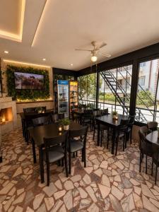 ein Restaurant mit Tischen, Stühlen und einem Kamin in der Unterkunft Brand Otel in Didim