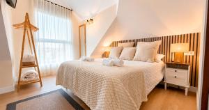 a bedroom with a bed with two stuffed animals on it at La Posada de las Flores in Astorga