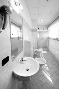 Bilik mandi di Dama Hotel