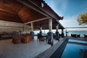 ein Resort mit einem Pool und einem Restaurant in der Unterkunft Puri Nusa Beach Hotel in Nusa Lembongan