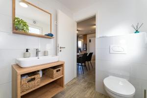 a bathroom with a sink and a toilet at Casa Mare Drage in Drage