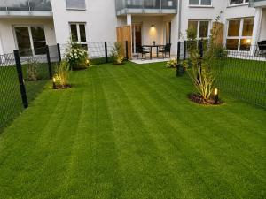 a yard with green grass and a fence at Schongau Suites Premium Apartments XL in Schongau +12 photos