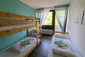 two bunk beds in a room with a window at Shree Peetha Nilaya - Hindu Ashram in Springen