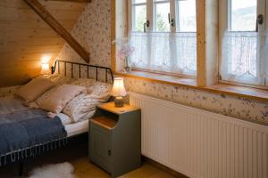 a bedroom with a bed and a window at Dom Na Biegunach in Cięcina