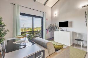 a living room with a couch and a table at Olive Studios in Campo de Arca