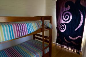 מיטה או מיטות קומותיים בחדר ב-Elvenhome Farm