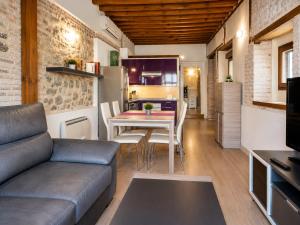 a living room with a couch and a table at Capricho Toledano, Apartamento con terraza en el centro histórico in Toledo