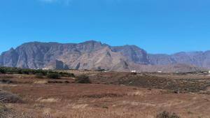 a mountain in the middle of a field at Villa las rosas in Agaete