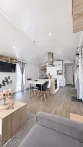 a living room and kitchen with a table and a couch at Domeček u Prahy in Nupaky