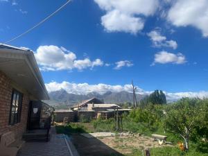 a view of the mountains from a house at Tunduk Guest House in Kochkorka