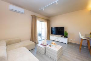 a living room with a couch and a tv at Verónica's Flat Playa Paraíso in Playa Paraiso