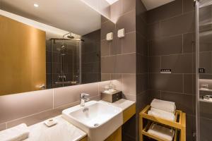 a bathroom with a sink and a mirror at Mainland Chinese Only-Qinhuangdao Xinting Calligraphy Hotel in Qinhuangdao +24 photos