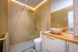 a bathroom with a shower and a sink and a toilet at Verónica's Flat Playa Paraíso in Playa Paraiso