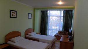 ラザレフスコエにあるVilla Ninaのベッド2台と窓が備わるホテルルームです。