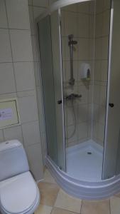 ラザレフスコエにあるVilla Ninaのバスルーム(シャワー、トイレ付)