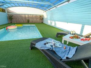 a patio with a pool with a table and chairs at בקתות לוטן דלתון - 4 בקתות עם ג'קוזי פרטי ו-2 בריכות משותפות in Shahar