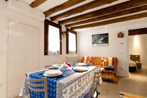 um quarto com uma mesa com uma toalha de mesa azul e branca em In the heart of Venice em Veneza